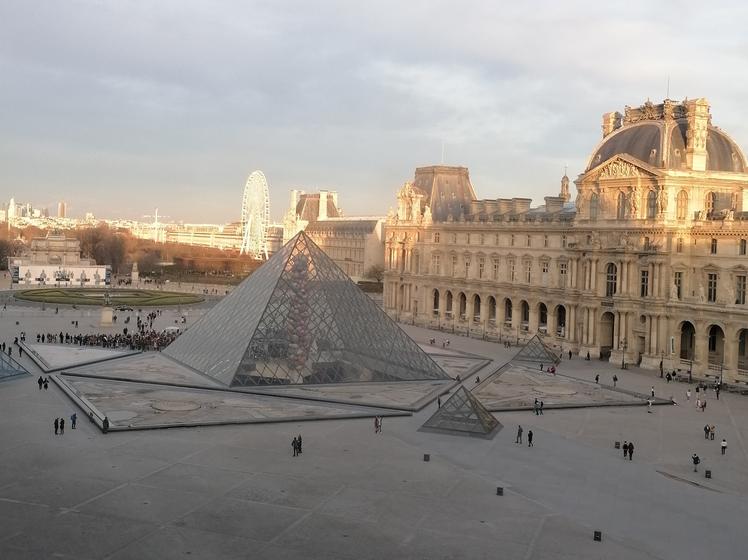 Pyramide du Louvre