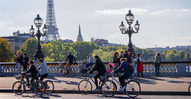 Des amateurs de vélo visitent la ville Muséé