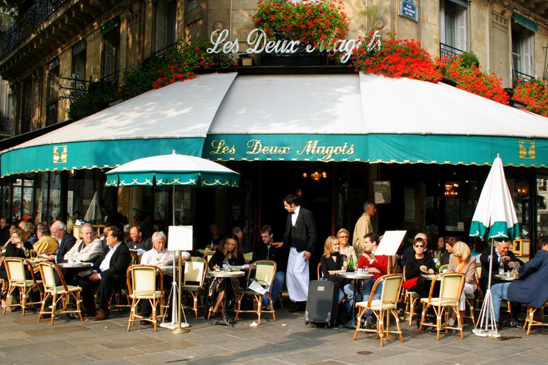 Les 2 Magots, café emblématique des célébrités.