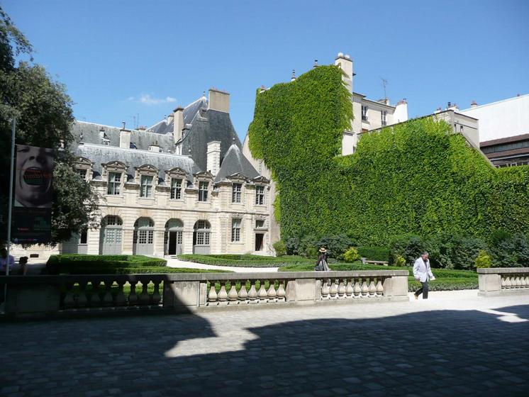 L'Hôtel de Sully