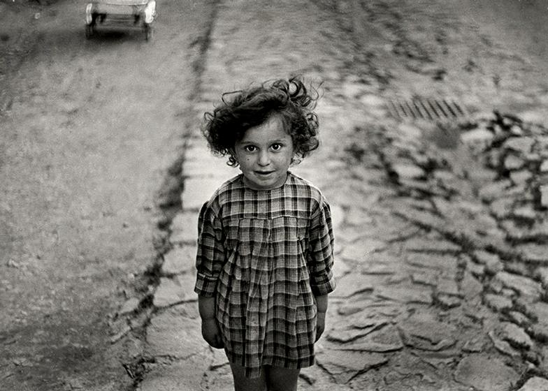 Petite fille en robe à carreaux 1932