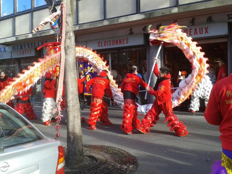 danse du dragon devant un commerce