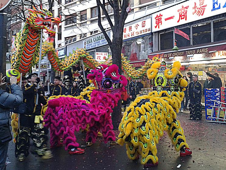 danse des lions devant un commerce