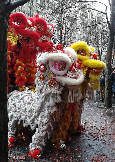 danse des lions devant un commerce