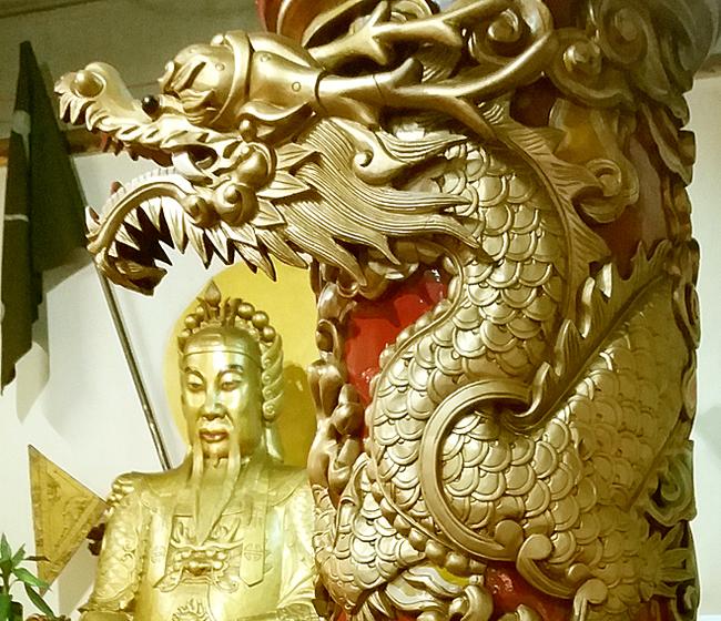 Colonne dragon dans un des temples