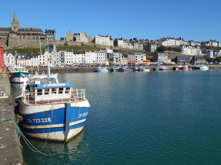Bassin à flot devant la Haute-Ville