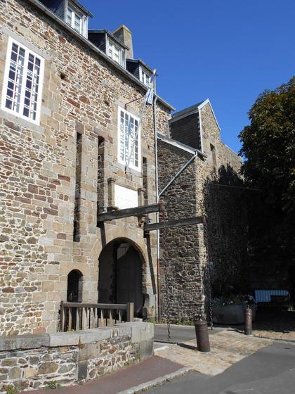 Grand'porte et pont levis.