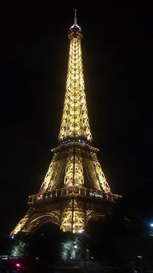 Tour Eiffel di notte dal traghetto