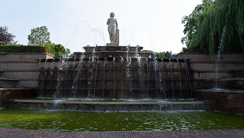 butte de chapeau rouge
