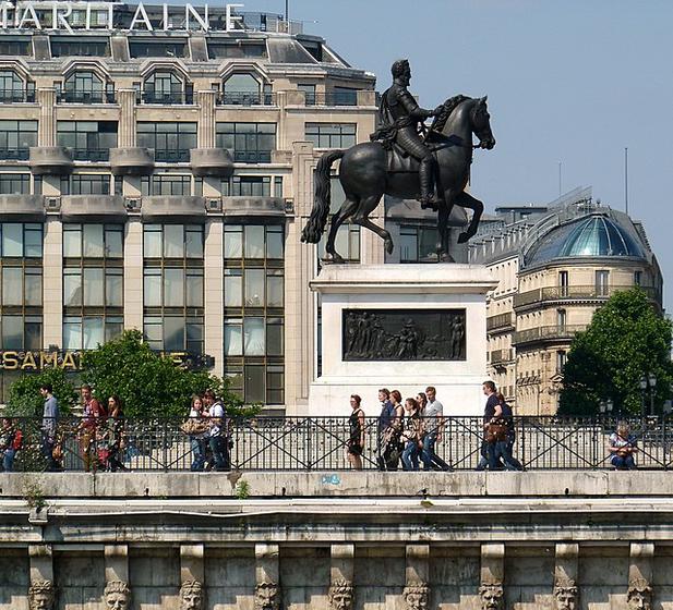 statue équestre d'Henri 4  sur le  pont neuf
