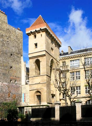 la tour, depuis la rue Etienne Marcel