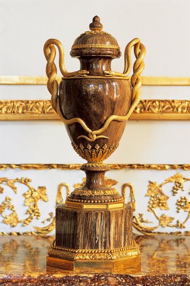 Vase en bois pétrifié, de Marie-Antoinette